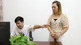 老板即将破产，四处借钱碰壁，不料穷同桌拿出50万救急