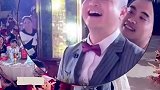 朋友穿婚纱恶搞新郎，当事人浑然不知脸上露出幸福的笑容