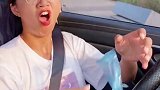 车里用上感应支架，手机一放就稳稳吸附，看导航接听电话都方便