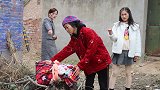 自制剧；农村大妈捡女婴，20年后因拆迁款动起手来，养女做法感