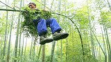 70多岁老人自由飞跃竹林，被称“竹海飞人”，独门绝技面临失传