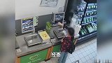 偷梁换柱！女子买榴莲换土豆标签结账，涉案达8300元被刑拘
