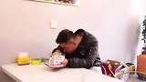 东东媳妇拿着块钱，气势汹汹的问东东怎么回事，东东一脸茫然