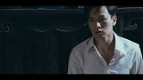 美女以为手枪是拍戏道具，没想到是真枪，竟对着自己脑袋开了枪