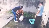 与前妻有矛盾一时想不开男子汽油浇身欲自焚，民警扑救