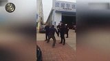 两名男子发生冲突，网友直呼“武林高手 ”！