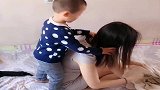 妈妈拉链没拉，儿子直接过去帮她拉上，这娴熟的手法不是第一次！