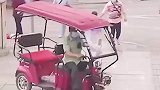 三轮车失控即将撞伤老人，民警徒手挡车，救下了老人！