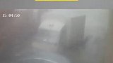 浙江嘉兴：狂风袭来，白色箱货被吹溜车，连撞多辆车