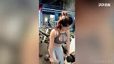 完美身材！健身房女郎勤奋举哑铃 肤白貌美展现傲人身姿