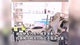 水泥罐车侧翻压扁砸私家车，被压轿车内有人挥手求救，现场曝光