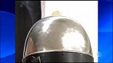 恶作剧：机器失控女子头不见了，整得顾客尖叫后就逃跑