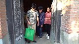 儿子打工5年成为董事长，回家却看见嫂子打骂农村父亲，结局解气