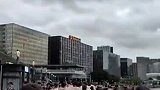 又是羡慕香港的球迷的一天，利物浦全队香港街头悠闲散步