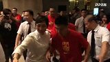 武磊赛后返回酒店受热捧 大量球迷求合影留念