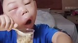 萌娃一脸太肿吃不到泡面