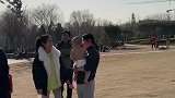 这么冷的天是什么原因让这么小的孩子只穿了一个纸尿裤