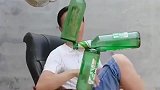 看完这一幕，以后啤酒瓶喝完都不敢乱扔了，这才是高手呢