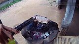 泰国大叔在石板上烤牛排，加上几块泡菜切开就吃