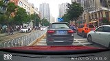 车祸现场：盯着这电驴过来才开门的？