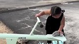 萌娃和石头玩跷跷板，一脸疑惑
