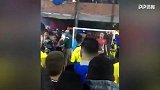 巴西贫民窟比赛惊人一幕！球员主罚点球时 遭球迷掏手枪威胁