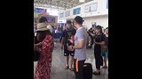 中超-17赛季-鲁能全体兵发广州 大雷机场不忘给球迷签字-专题