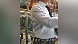 酒店员工好心提醒小孩别玩旋转门，家长怒怼“吓着孩子了”，报警后员工鞠躬道歉