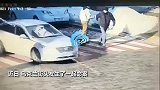 乌克兰男子街头拦车叫嚣 被路怒青年两拳重创面门 当场倒地惨死