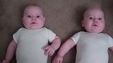好呆萌的双胞胎宝宝，妈妈给他们挠痒痒好开心，小表情真招人喜欢