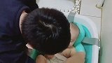 看了爸爸给小宝宝洗澡的画面，感觉爸爸这是要掐死宝宝啊，好搞笑