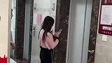 妙龄女子遭挟持，巧用手势化解危机！女孩子在外一定要注意安全