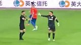 王大雷找裁判理论时无奈竖起大拇指 裁判试图挽留大雷摆手离开