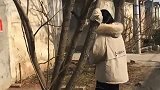 小姑娘,就冲你这么调皮,我敬你是条汉子
