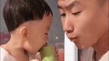 两岁萌娃抢爸爸甜瓜吃，爸爸不给，没想到萌娃直接套路爸爸