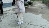 旁边的外婆随时准备出手，只要有一点点失误就是一顿打