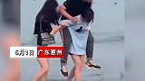 女友力爆棚！海水突然涨潮，妹子直接把男朋友背上岸！