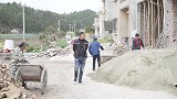 四川方言：老坎想涨工资，找包工头开后门，还是老表办法好！