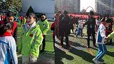 李小璐参加亲子运动会，做公益互动有爱，围一圈摄影师被质疑摆拍