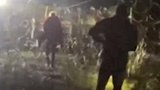 波白边境心碎瞬间：一名妇女声嘶力竭哭喊宝宝