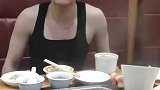 朋友桌上剩菜没浪费，疯狂夹走