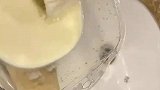 女子晒出坐月子护肤的好方法，竟然是用母乳护肤