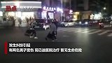 广东肇庆摩托车骑手与数名男子抡凳子街头互殴 2人受伤警方介入