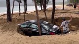 海南三亚：强降雨影响导致地面坍塌，轿车深陷泥沙被泥水浸泡