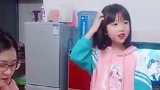 爸爸捉弄刚刚睡醒的女儿，这一幕太搞笑，笑坏了妈妈！
