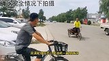 小伙在马路边对过往车辆免费评估，幽默搞笑真好玩