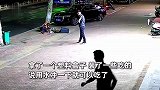 饭店老板打烊后遇老人翻垃圾捡吃的，果断开门送饭，老人回礼感动网友