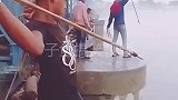 熟能生巧的技术，捞河柴，一招不慎直接沉进洪水里