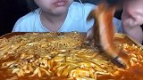 美女吃鳗鱼烩面，吃得真香，网友不愧是吃货