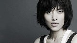 靳东老婆李佳晒全家福庆生，一家四口牵手并肩而行，背影温馨有爱